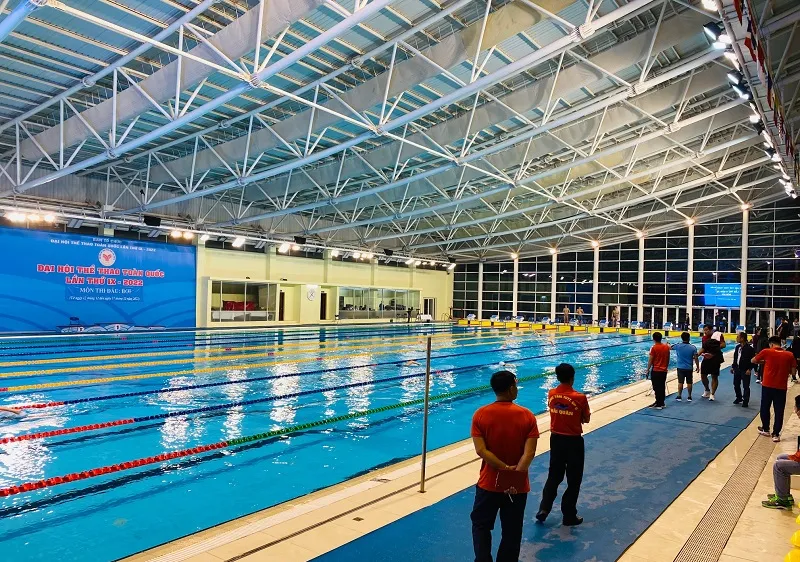 Đang thi đấu, ban tổ chức vẫn phải giành thời gian nghỉ giữa giờ cho VĐV các đơn vị xuống hồ chính để thả lỏng do không thể mở hồ thả lỏng bên cạnh vì chi phí quá cao. Ảnh: MINH CHIẾN