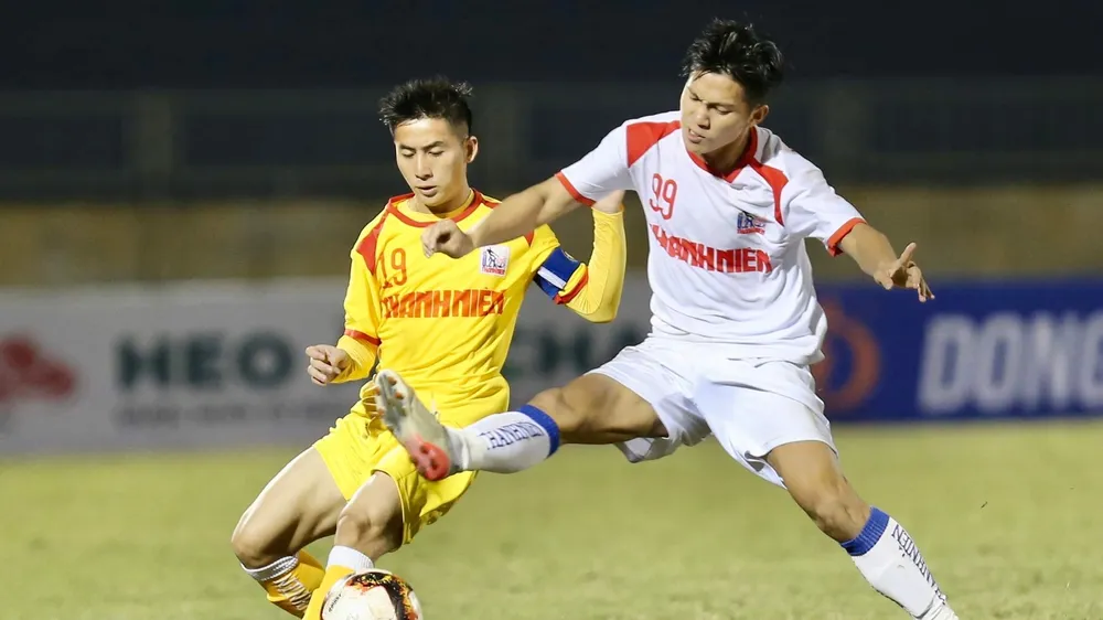 Cầu thủ Bá Quyền (99) của U21 SLNA đã nhận án phạt của VFF