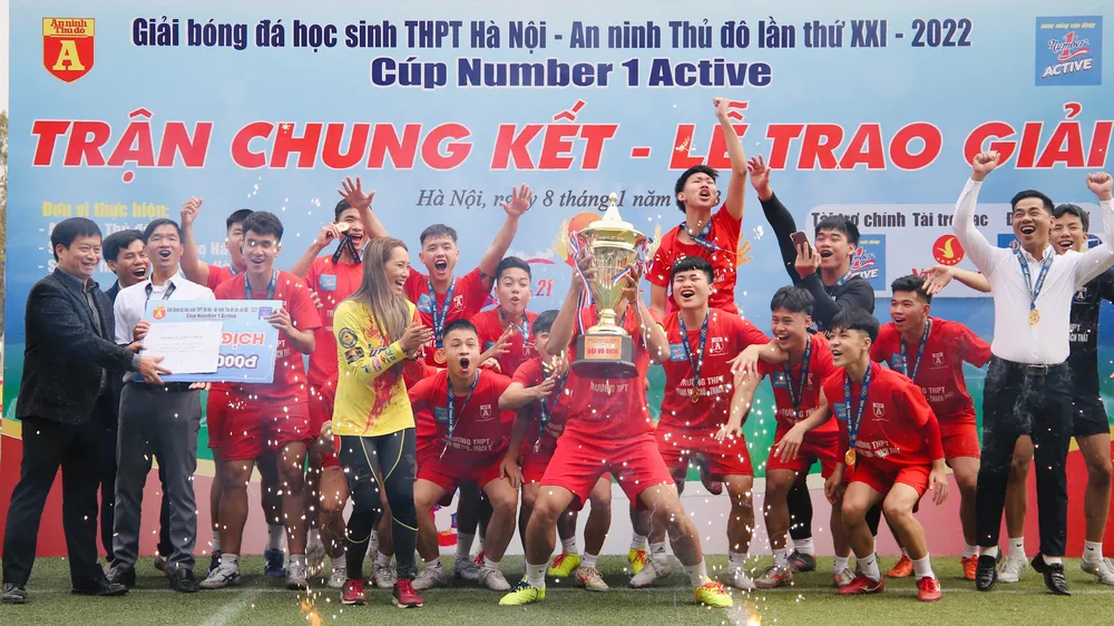 Đội bóng trường THPT Phan Huy Chú đã nhận cúp vàng vô địch giải năm nay. Ảnh: THUẦN THƯ