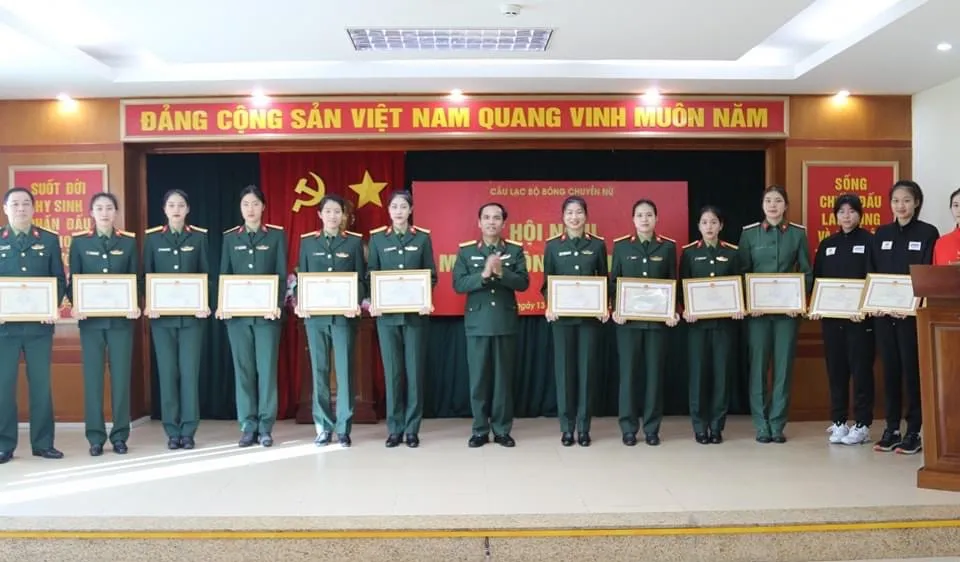 Các cá nhân, tập thể cầu thủ bóng chuyền Bộ tư lệnh Thông tin đã được mừng công năm 2022. Ảnh: T.T