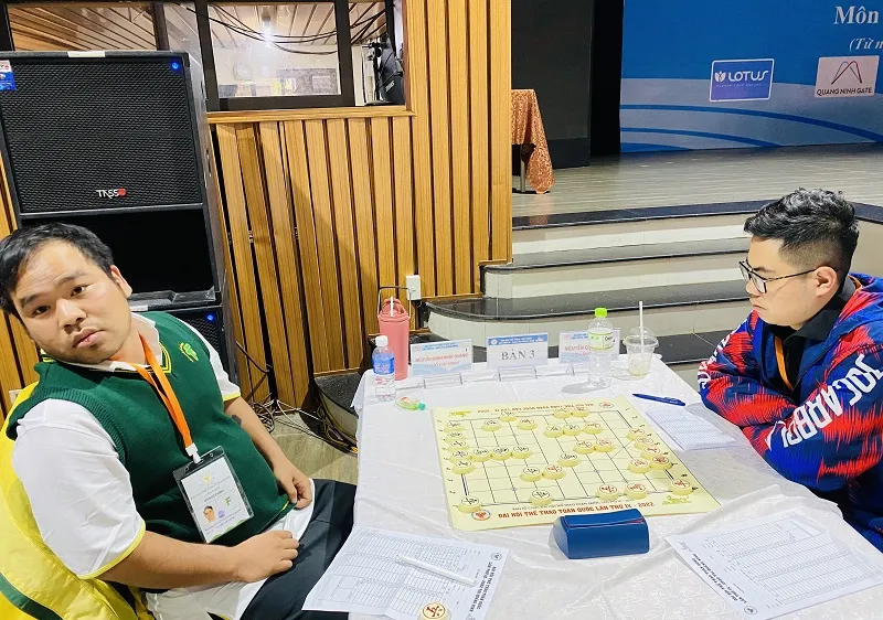 Kỳ thủ Nguyễn Minh Nhật Quang (áo xanh) đã vô địch cờ tiêu chuẩn ở năm 2022. Ảnh: MINH CHIẾN
