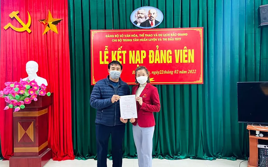 Tuyển thủ Nguyễn Thị Oanh đã được kết nạp Đảng vào tháng 2 năm 2022. Ảnh: MINH MINH