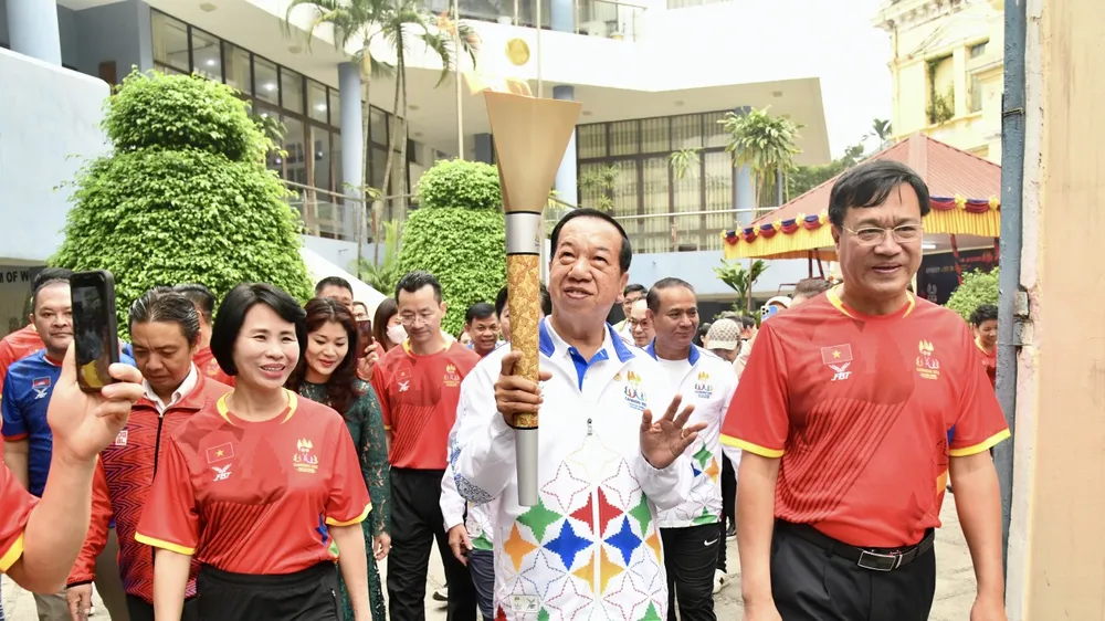 Ngọn đuốc SEA Games 32 đã được rước qua đường phố tại Hà Nội. Ảnh: LƯỢNG LƯỢNG