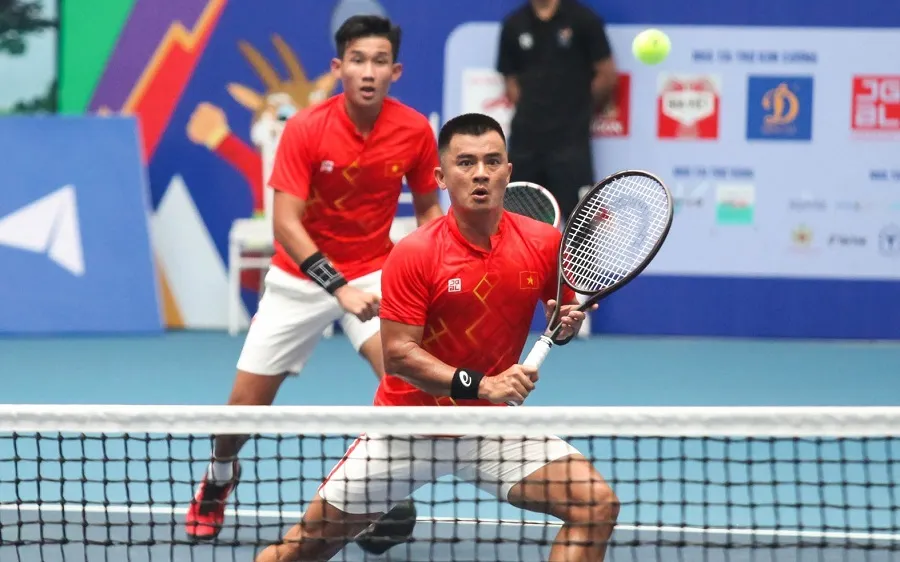 Lê Quốc Khánh từng giành HCĐ đôi nam khi thi đấu SEA Games 31 năm ngoái. Ảnh: VTF