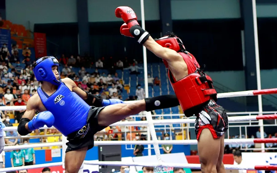 Duy Nhất (xanh) đã giành HCV tại SEA Games 31 nhưng ở SEA Games 32 sắm vai trò HLV đội tuyển kun khmer và kỳ vọng sẽ có VĐV đạt được kết quả cao nhất. Ảnh: NHẬT ANH