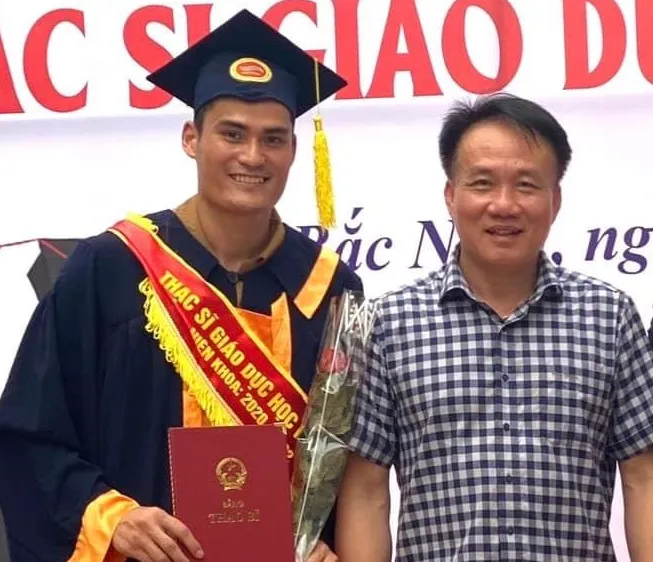 Quách Công Lịch và giáo viên Đặng Hoài An (người hướng dẫn đề tài) tại lễ tốt nghiệp. Ảnh: ĐHA