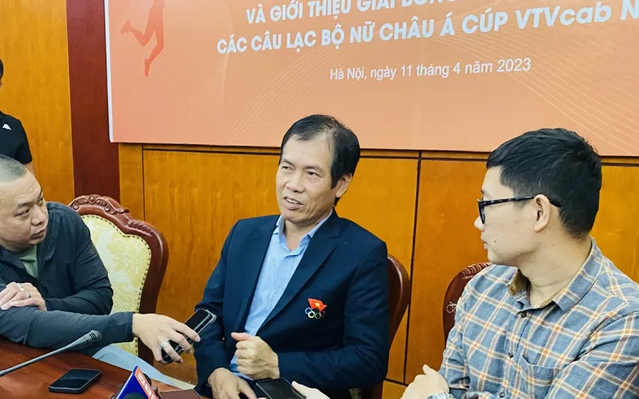 Phó Tổng cục trưởng Tổng cục TDTT Trần Đức Phấn trả lời báo chí mới đây. Ảnh: MINH CHIẾN