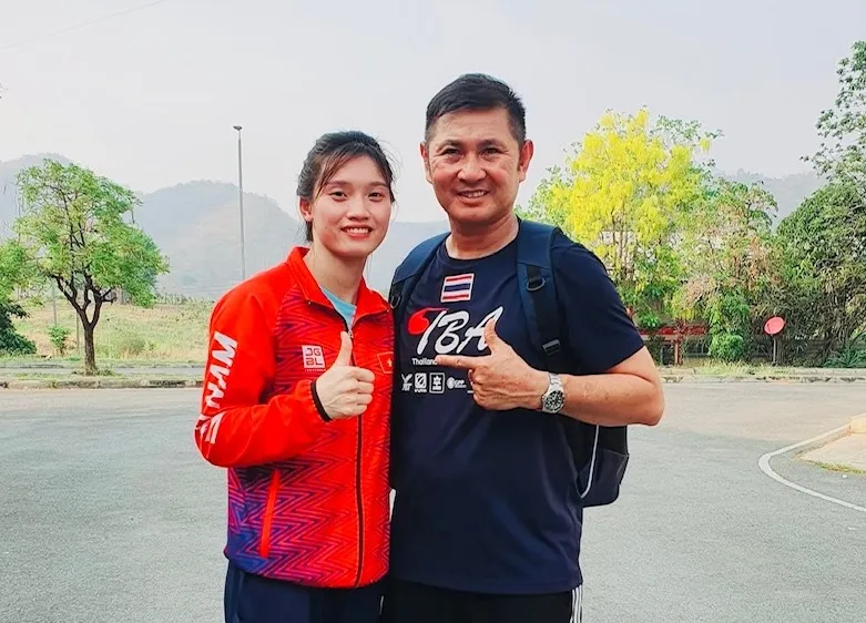 Nguyễn Thị Tâm gặp lại chuyên gia Thái Lan từng làm việc với đội tuyển boxing Việt Nam khi vừa có mặt tại Thái Lan lúc này. Ảnh: T.TÂM