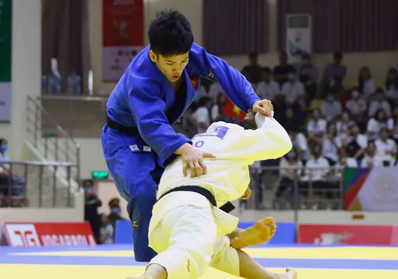 Chu Đức Đạt (xanh) là một trong những gương mặt giành thành tích HCV tại SEA Games 31 năm ngoái cho tuyển judo Việt Nam. Ảnh: TCTDTT