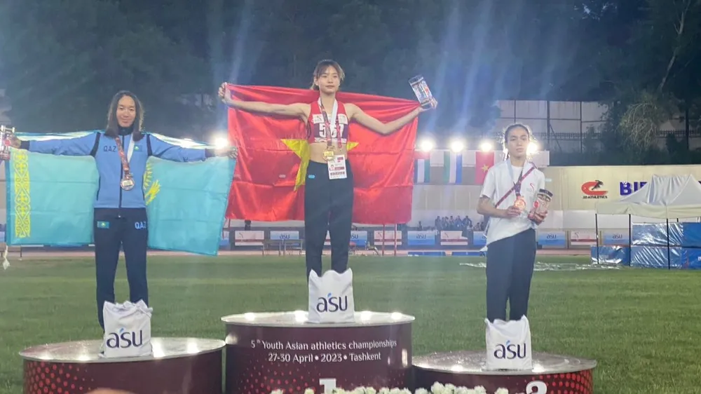 Khánh Linh được trao thưởng cho vị trí số 1 tại cự ly 1.500m nữ ở giải. Ảnh: ĐỨC NGUYÊN