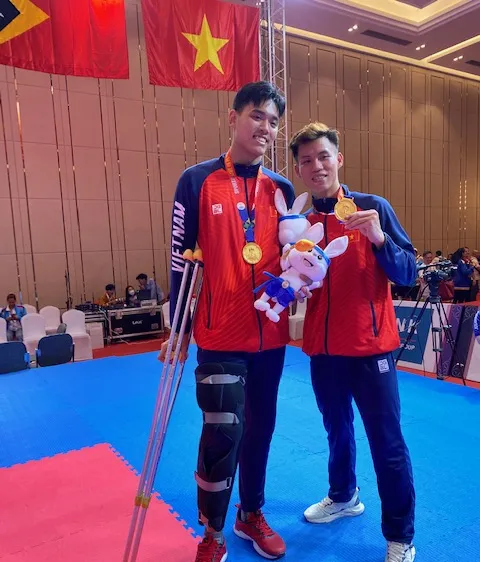 Tấn Đạt và đồng đội ăn mừng khi có HCV kumite đồng đội nam. Ảnh: MINH MINH