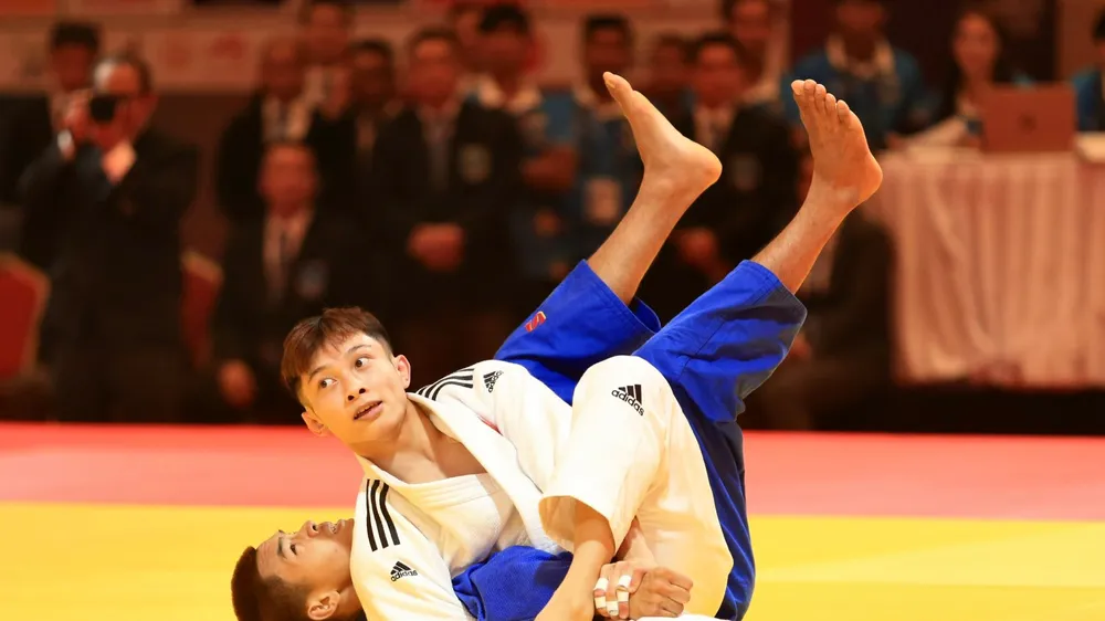 Nguyễn Hoàng Thành thực hiện đòn ippon để chiến thắng tuyệt đối đối thủ. Ảnh: DŨNG PHƯƠNG