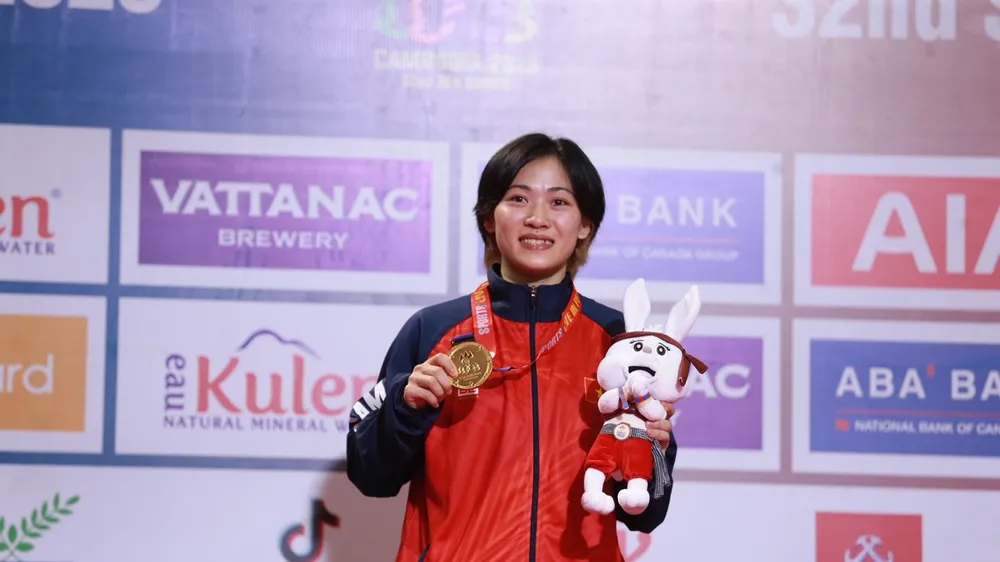 Võ sĩ Lê Thị Nhi giành được HCV môn kick boxing tại SEA Games 32. Ảnh: QUỲNH MAI