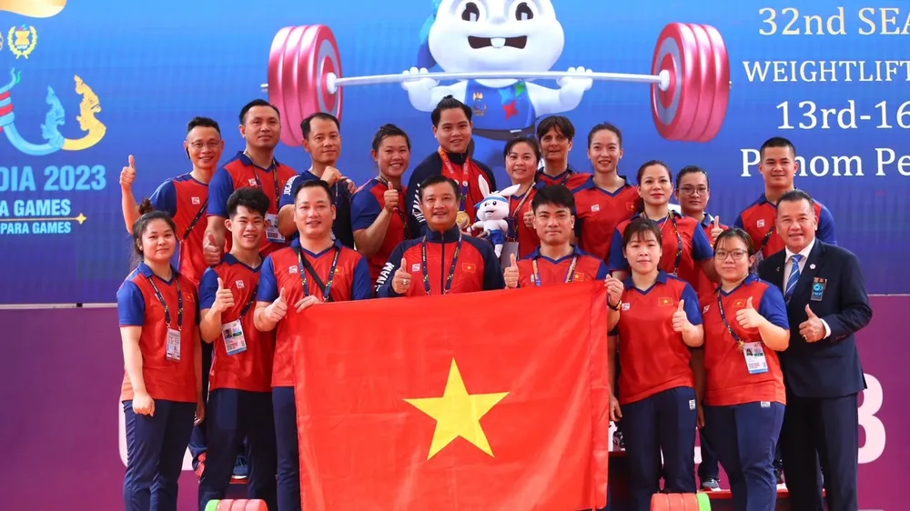 Ban huấn luyện đã chúc mừng thành tích của Nguyễn Quốc Toàn. Ảnh: DŨNG PHƯƠNG