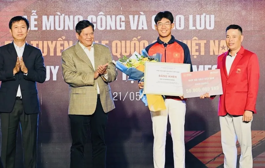 Tuyển thủ Lê Khánh Hưng được lãnh đạo Hiệp hội golf Việt Nam gặp mặt và khen thưởng trước kết quả giành HCV cá nhân tại SEA Games 32. Ảnh: VGA