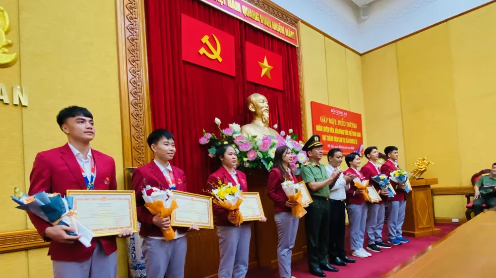 Lãnh đạo Bộ Công an trao thưởng cho các HLV, VĐV đạt kết quả huy chương tại SEA Games 32. Ảnh: MINH MINH