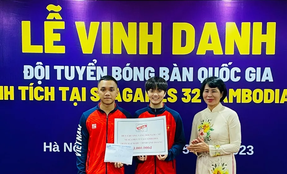 Đinh Anh Hoàng và Trần Mai Ngọc đã được tặng thưởng của Liên đoàn bóng bàn Việt Nam. Ảnh: MINH MINH