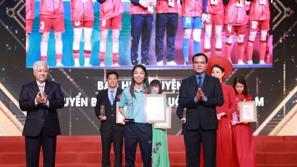 Đội trưởng Huỳnh Như thay mặt đội tuyển bóng đá nữ Việt Nam nhận bằng khen tại buổi vinh danh. Ảnh: LĐ