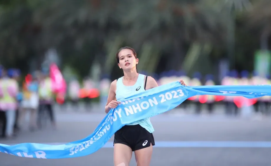 Hồng Lệ đã có chiến thắng cự ly 21km nữ tại Quy Nhơn vào sáng 11-6. Ảnh: LÂM THỎA