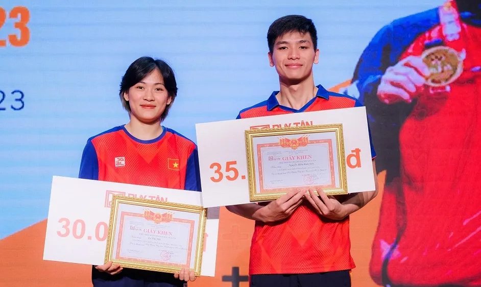 Lê Thị Nhi, Nguyễn Hữu Kim Sơn đã được Đại học Duy Tân trao thưởng. Ảnh: ĐH DUY TÂN