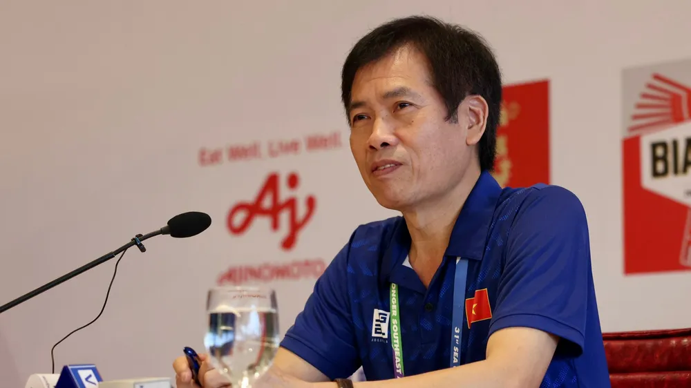 Ông Trần Đức Phấn được trao quyết định nghỉ hưu theo chế độ. Ảnh: DŨNG PHƯƠNG