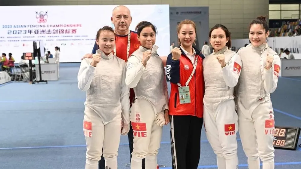 Đội kiếm liễu nữ Việt Nam tại giải vô địch châu Á 2023. Ảnh: KIẾM VN