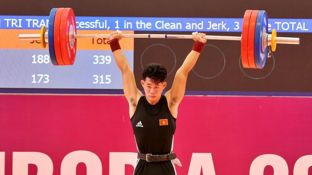 Lực sĩ Trần Minh Trí đã được đơn vị chủ quản An Giang tặng thưởng về thành tích thi đấu SEA Games 32. Ảnh: DŨNG PHƯƠNG