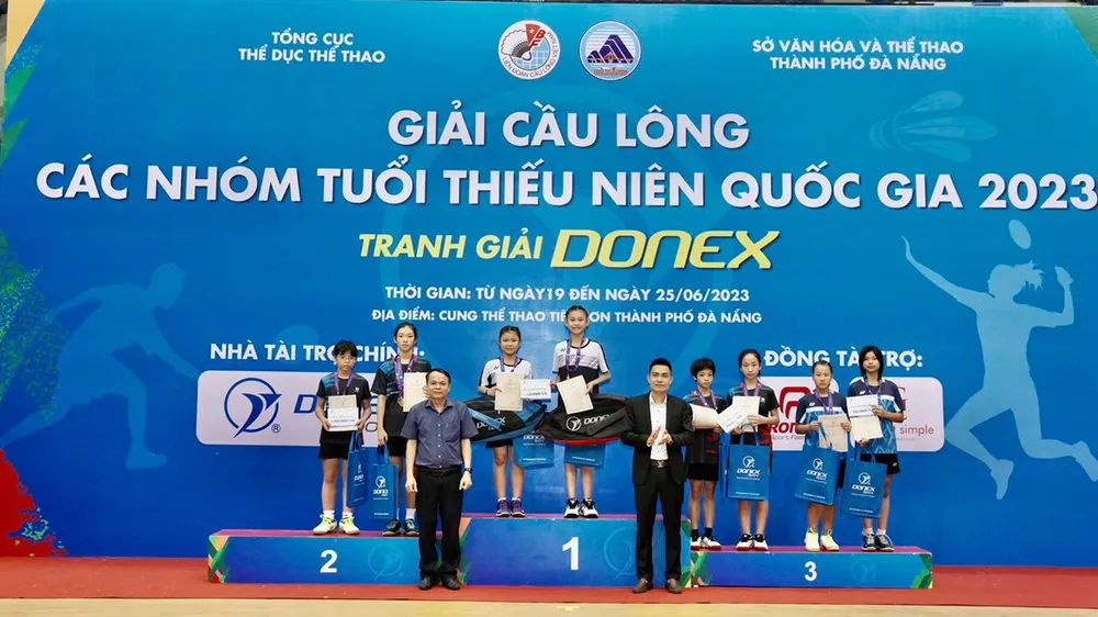 Ban tổ chức trao thưởng cho các tay vợt trẻ. Ảnh: VBF