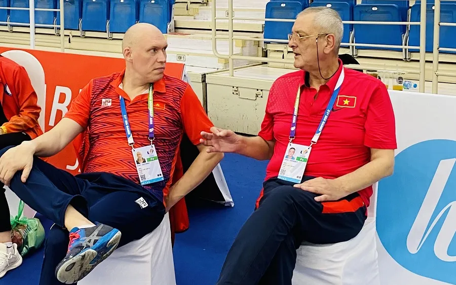Chuyên gia Ayrat (trái) tại SEA Games 31 ở Việt Nam và có kết quả đáng kể với đội tuyển đấu kiếm Việt Nam. Ảnh: MINH MINH