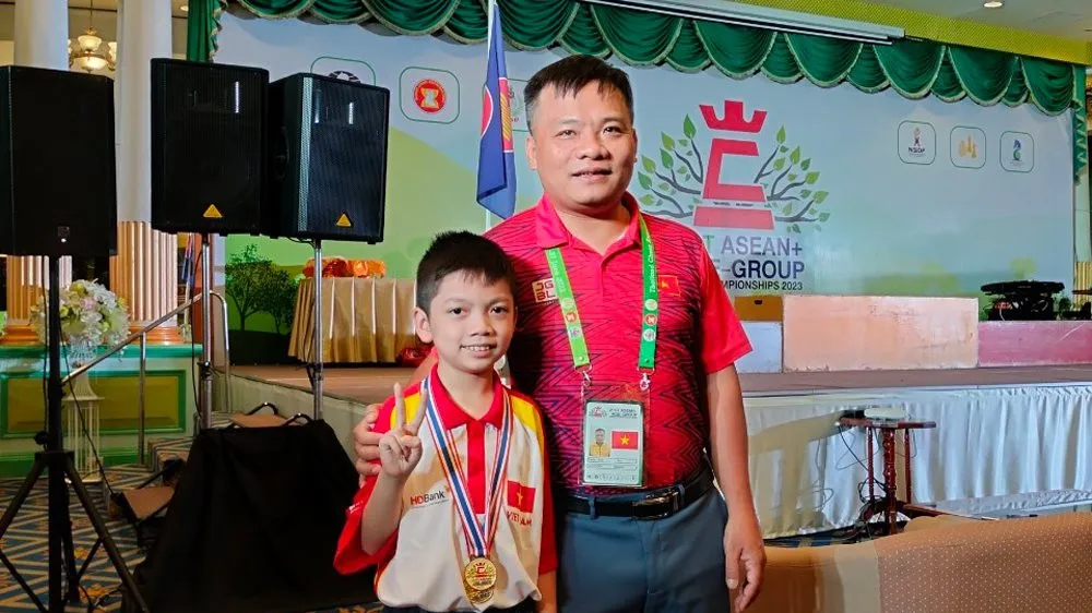 Kỳ thủ Nguyễn Xuân Phương và HLV Bùi Vinh tại Thái Lan khi dự giải trẻ các nhóm tuổi Đông Nam Á 2023. Ảnh: BÙI VINH