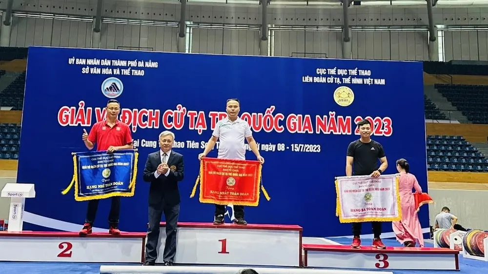 Ban tổ chức trao giải cho các đơn vị đứng đầu sau giải. Ảnh: HUY HÙNG