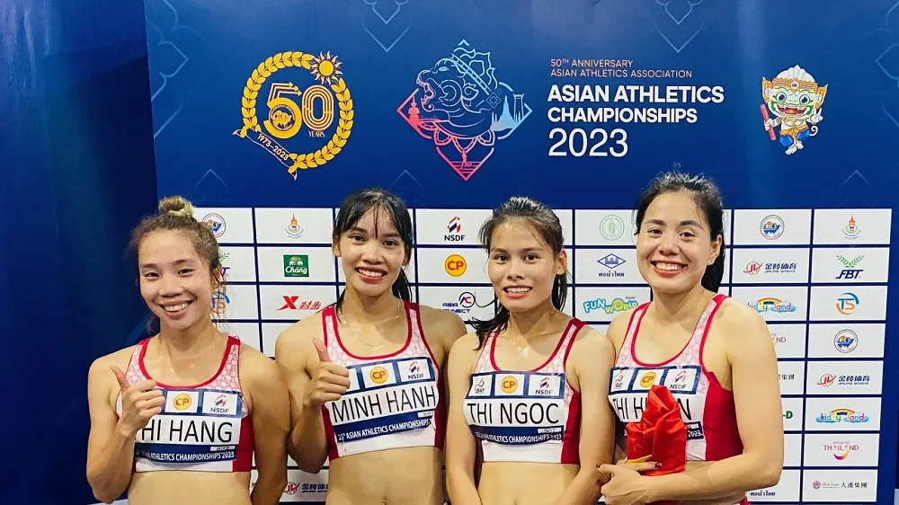 Các tuyển thủ của tổ tiếp sức 4x400m nữ của điền kinh Việt Nam vui mừng sau chiến thắng. Ảnh: MINH MINH