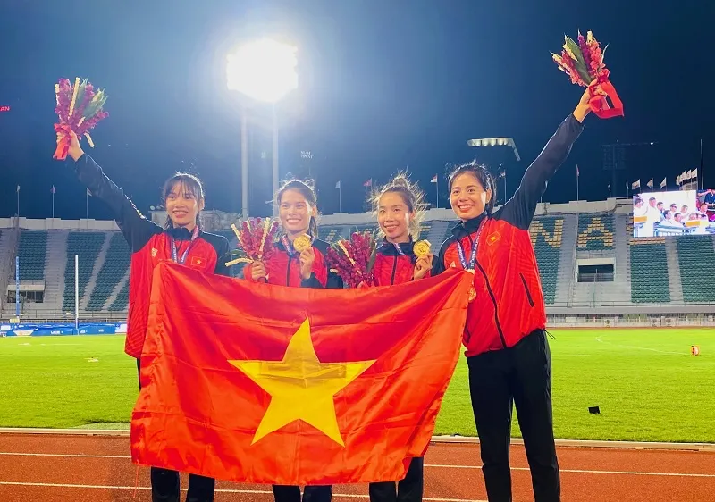 Các tuyển thủ đã được thưởng sau khi có tấm HCV ở giải điền kinh vô địch châu Á 2023. Ảnh; MINH MINH