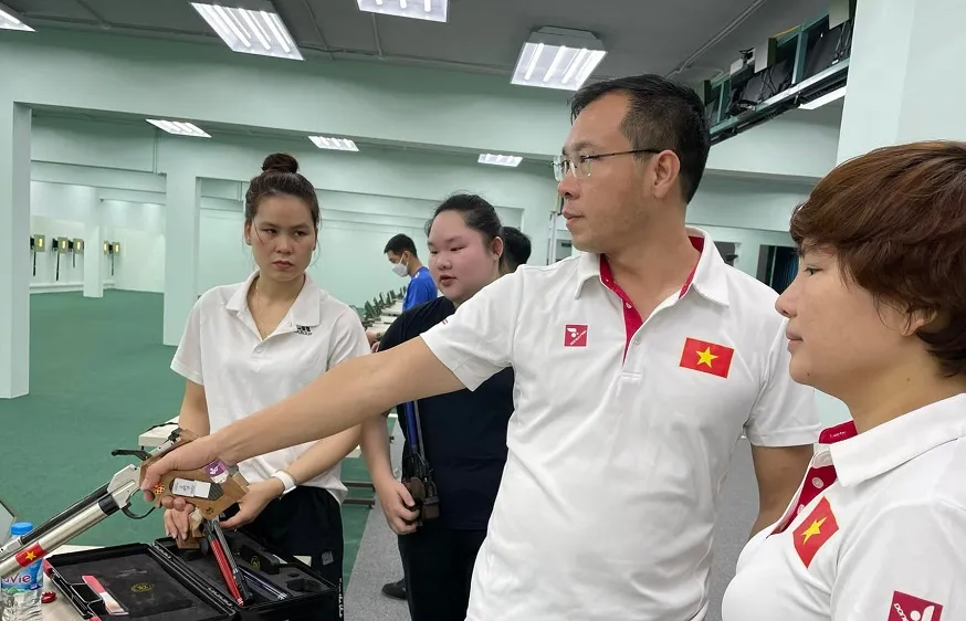 HLV Hoàng Xuân Vinh đang đảm nhiệm vai trò HLV trưởng đội tuyển bắn súng Việt Nam. Ảnh: CỤC TDTT