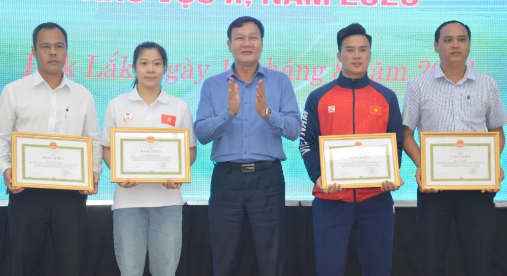 VĐV Nguyễn Hoàng (áo đỏ) đã giành được HCV duy nhất cho thể thao Đắk Lắk tại SEA Games 32. Ảnh: ĐĂNG TRIỀU