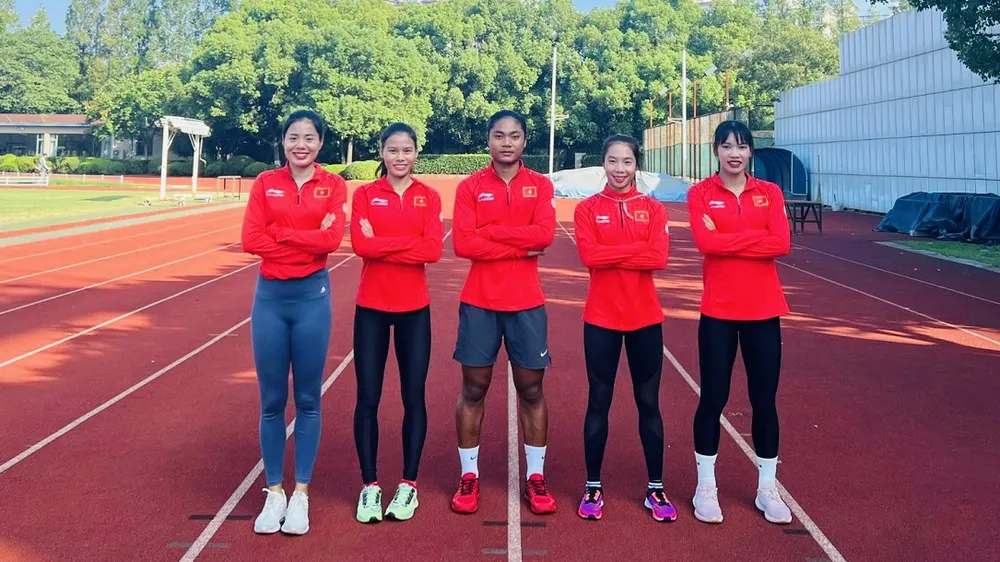 Tổ nội dung 400m, 400m rào nữ điền kinh Việt Nam đang tập luyện tại Trung Quốc chuẩn bị cho ASIAD 19. Ảnh: MINH MINH