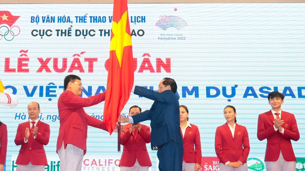 Phó Chủ tịch Quốc hội Trần Quang Phương trao cờ cho lãnh đạo Đoàn thể thao Việt Nam và giao nhiệm vụ tham dự ASIAD 19 tại lễ xuất quân. Ảnh: CỤC TDTT