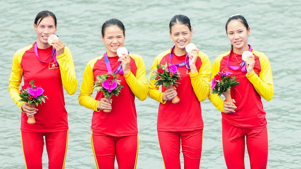 Tuyển thủ rowing giành HCĐ nội dung thuyền bốn nữ hạng nặng hai mái chèo trong ngày 25-9. Ảnh: ĐOÀNTTVN