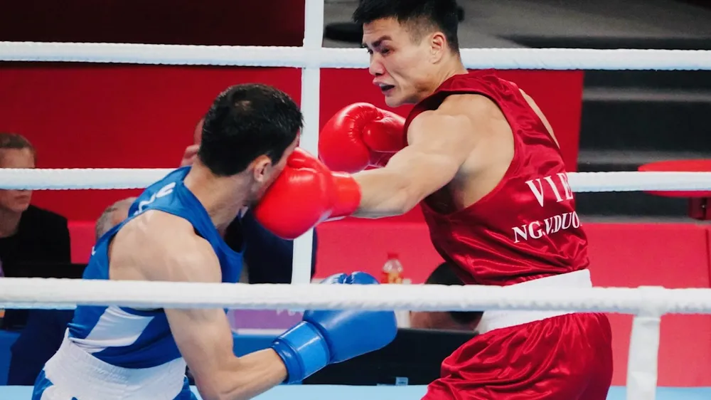 Nguyễn Văn Đương (đỏ) nỗ lực thi đấu nhưng không có chiến thắng chung cuộc và dừng bước tại ASIAD 19. Ảnh: NAM TRUNG