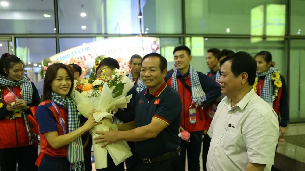 Đại diện Liên đoàn cầu mây Việt Nam chúc mừng thành công của đội cầu mây tại ASIAD 19. Ảnh: MINH MINH