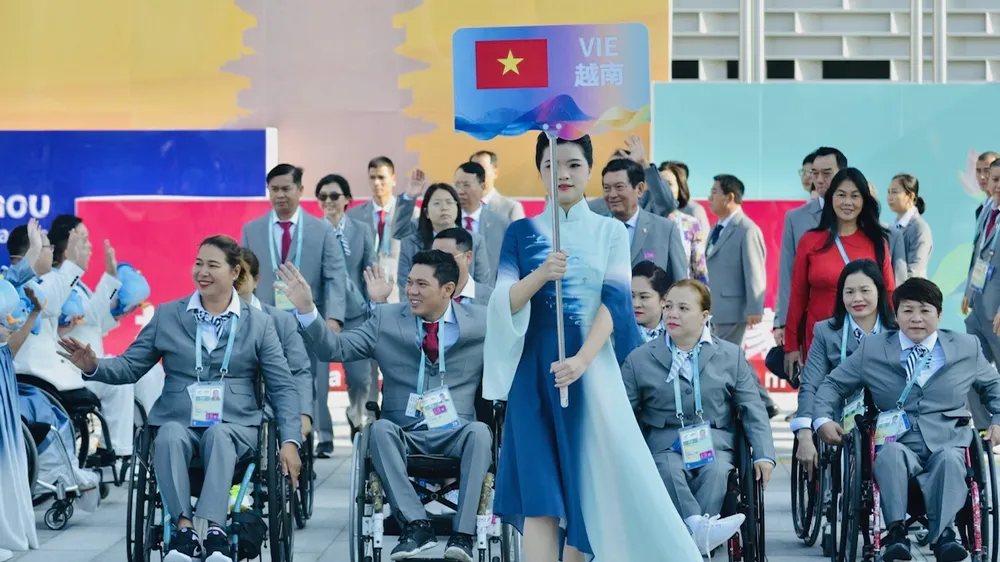 Đoàn thể thao người khuyết tật Việt Nam tham dự lễ thượng cờ trong sáng 19-10. Ảnh: CỤCTDTT