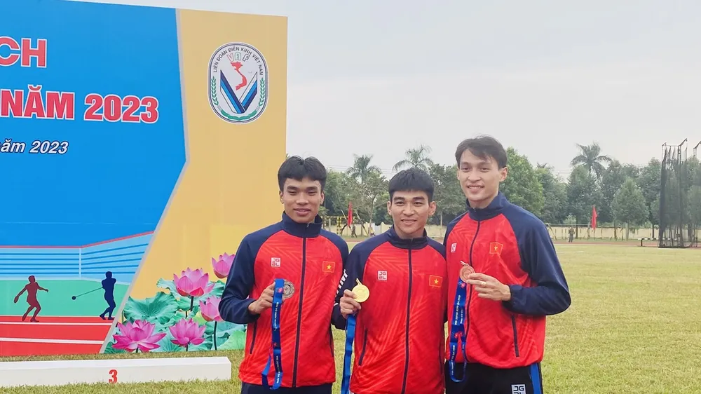 Các VĐV đứng đầu của nội dung 400m nam tại giải năm nay. Ảnh: MINH MINH