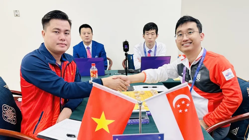Lại Lý Huynh (trái) thi đấu tại ASIAD 19 và khi trở về Việt Nam đã có tấm HCV cờ nhanh ở giải đấu thủ mạnh quốc gia. Ảnh: MINH MINH