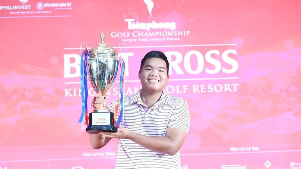 Golf thủ trẻ Nguyễn Đức Sơn vô địch giải đấu năm nay. Ảnh: NHƯ Ý