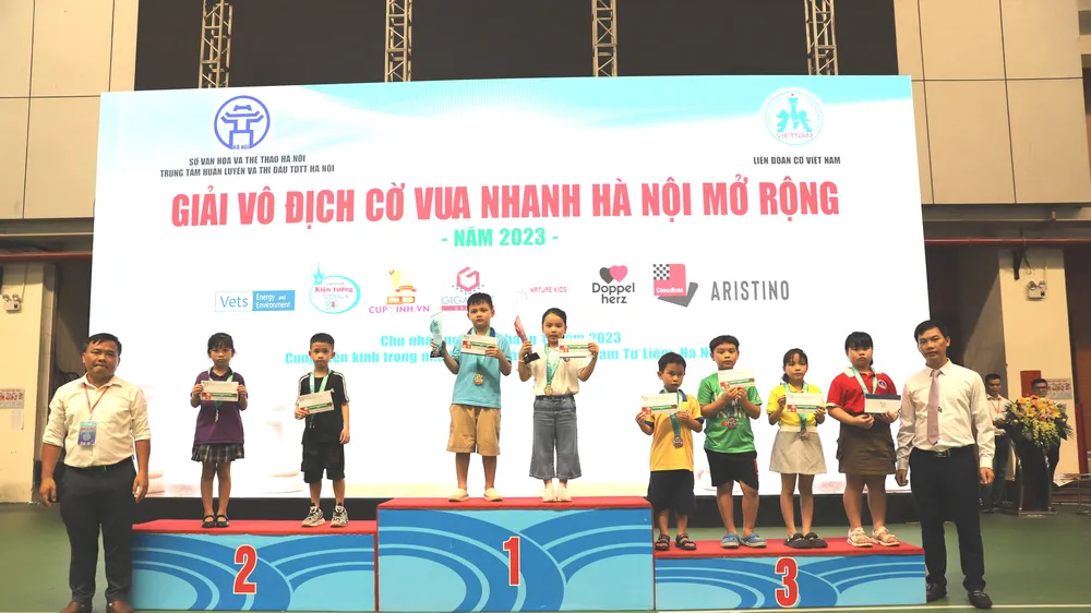 Ban tổ chức trao giải cho các kì thủ đạt thành tích. Ảnh: MINH MINH