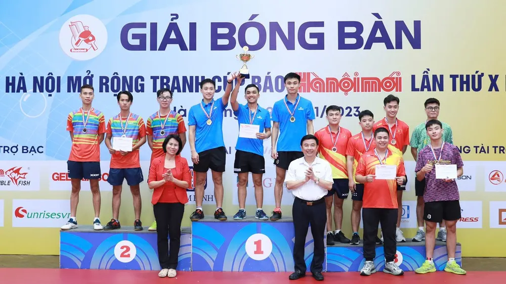 Tổng biên tập báo Hà Nội Mới, nhà báo Nguyễn Minh Đức trao thưởng cho đội vô địch nội dung nâng cao. Ảnh: HNM