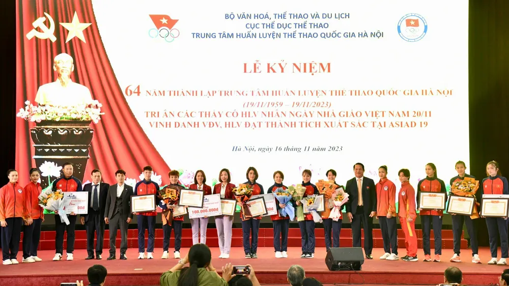 Trung tâm HLTTQG Hà Nội đã tổ chức lễ kỷ niệm 64 năm thành lập và tặng thưởng thành tích cho HLV, VĐV. Ảnh: ĐOÀN TTVN