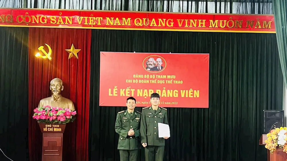 Tuyển thủ Đinh Văn Duy chính thức là Đảng viên Đảng Cộng sản Việt Nam. Ảnh: MINH MINH