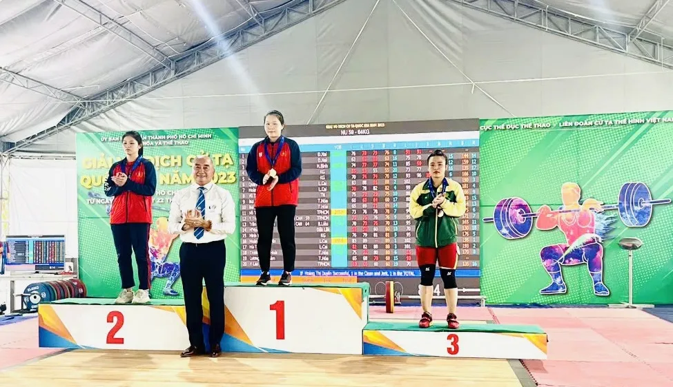 Quàng Thị Tâm giành ngôi vô địch hạng 59kg nữ tại giải cử tạ vô địch quốc gia 2023. Ảnh: MINH MINH