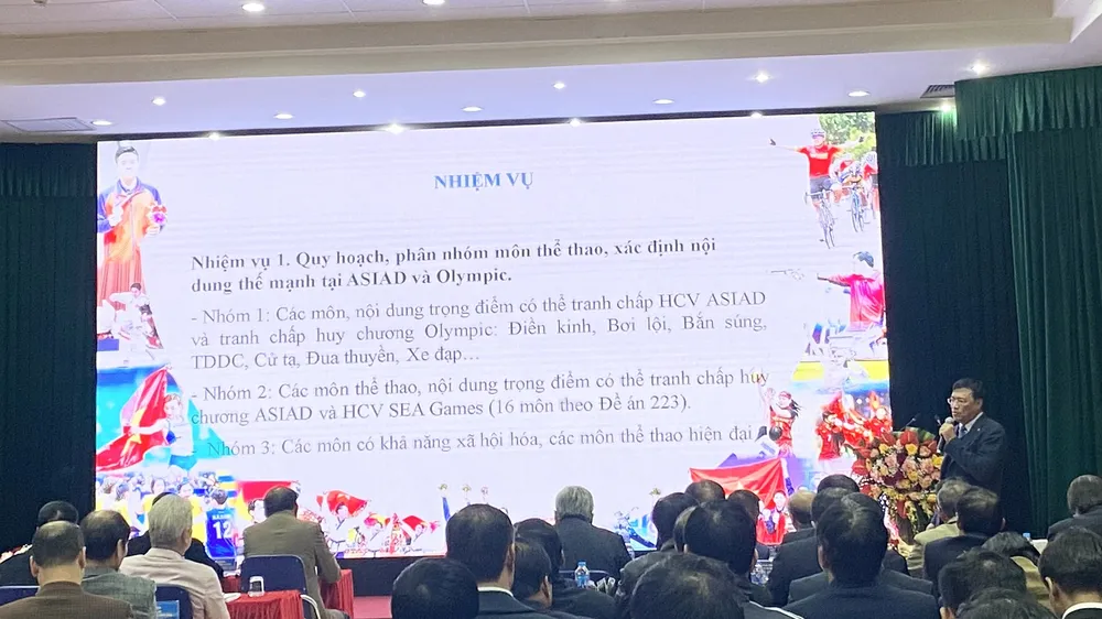 Cục trưởng Đặng Hà Việt trao đổi về các vấn đề của thể thao thành tích cao Việt Nam. Ảnh: MINH MINH